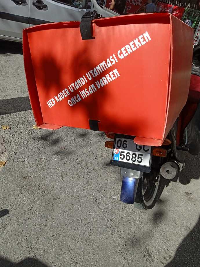 Motorumun arkasına ne yazdırabilirim?