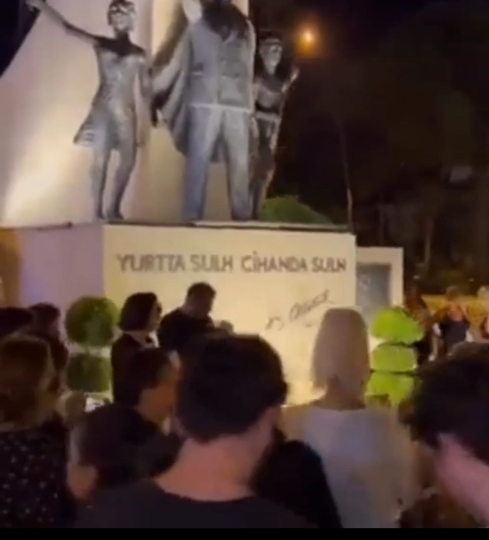Türkiyede yaşayan İranlılar Atatürk anıtının önünde İranda ahlak polisleri tarafından öldürülen kadını andı, ne düşünüyorsunuz?