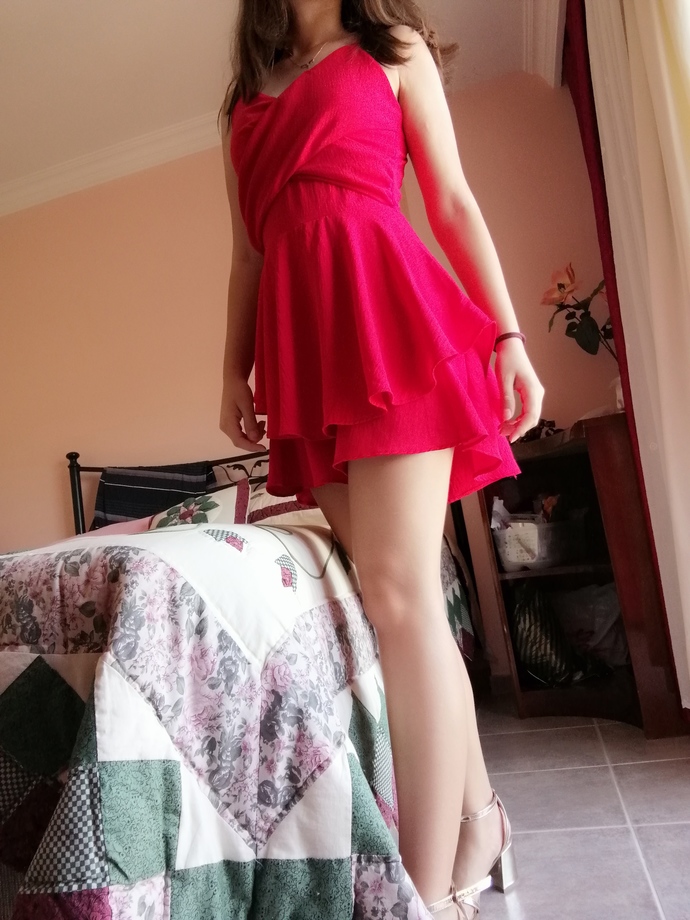 Pembe elbise mi kırmızı elbise mi daha güzel?
