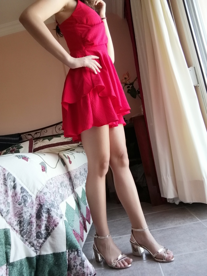 Pembe elbise mi kırmızı elbise mi daha güzel?