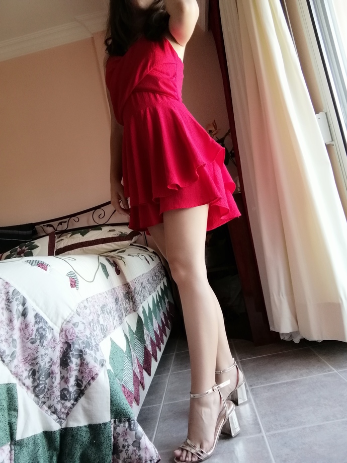 Pembe elbise mi kırmızı elbise mi daha güzel?