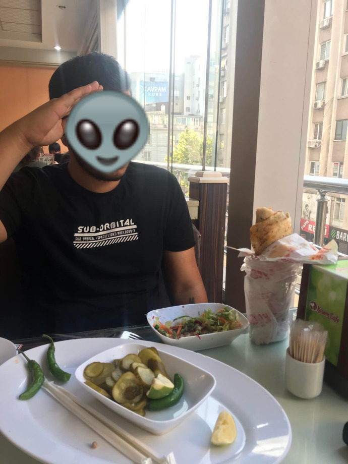 Döner yemeye geldik, arkadaşım 3 ekmekli söyledi. Siz böyle döner yiyebiliyor musunuz?