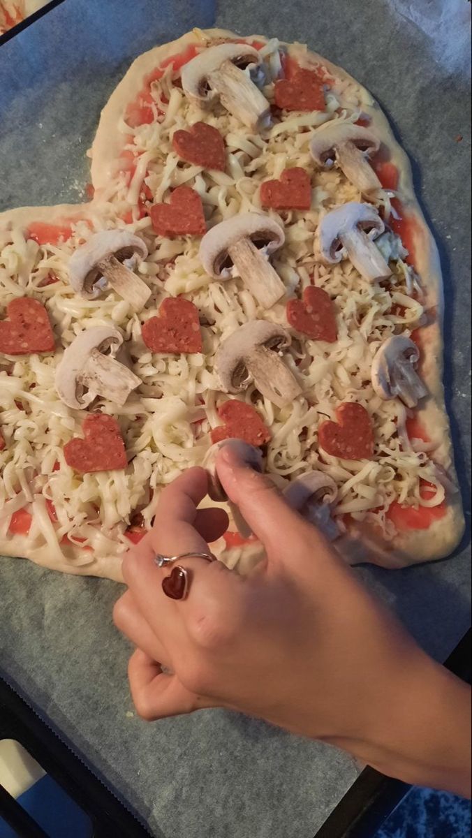Ben şöyle güzel bir pizza düşünüyorum. Kalpli kalpli 😁