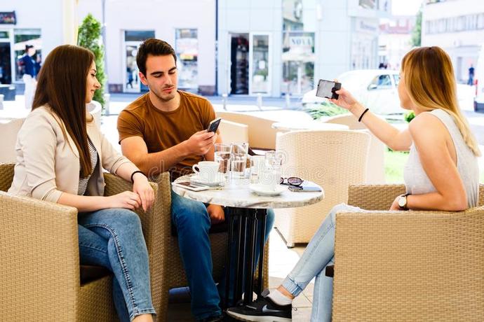 İlk buluşmaya arkadaşıyla gelen kişiden ciddi ilişki beklenir mi?