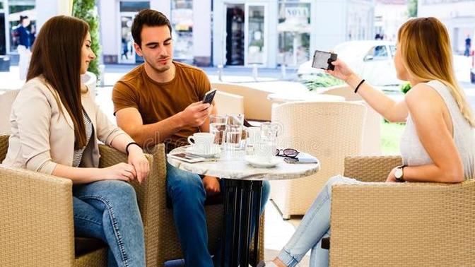 İlk buluşmaya arkadaşıyla gelen kişiden ciddi ilişki beklenir mi?
