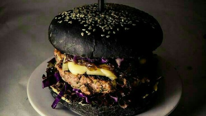 Hiç siyah hamburger denediniz mi?