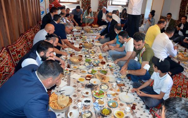 İsmailağa Cemaati, Yengeyle sofraya oturmak caiz değildir fetvası verdi! Sizce bu fetva doğru mu?