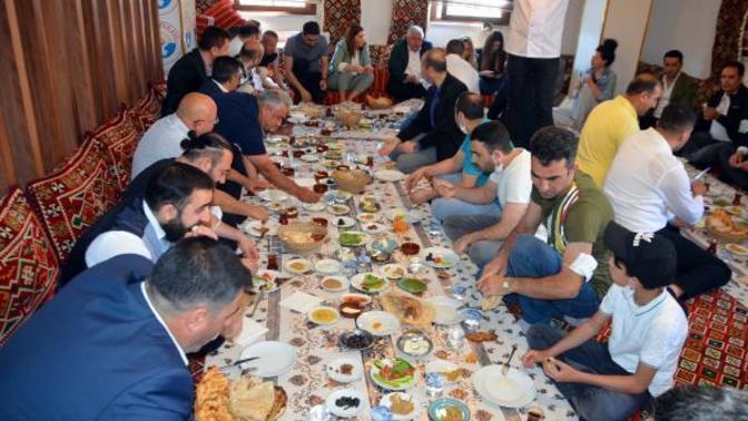 İsmailağa Cemaati, "Yengeyle sofraya oturmak caiz değildir" fetvası verdi! Sizce bu fetva doğru mu?