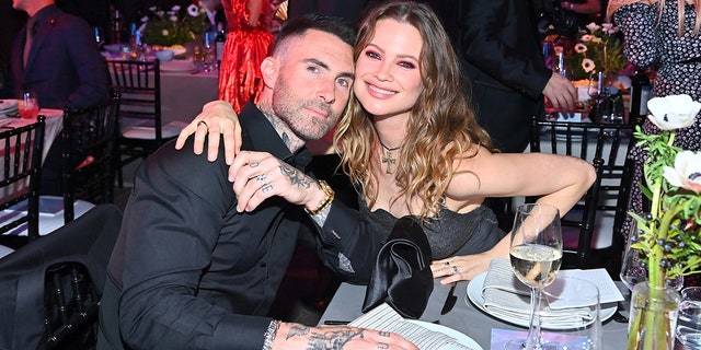 Model eşini Tiktoker ile aldattığı iddia edilen Adam Levine, aldatmadığını ama çizgiyi aştığını söylemiş. Bu da aldatmak değil mi?