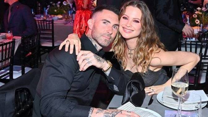 Model eşini Tiktoker ile aldattığı iddia edilen Adam Levine, aldatmadığını ama çizgiyi aştığını söylemiş. Bu da aldatmak değil mi?