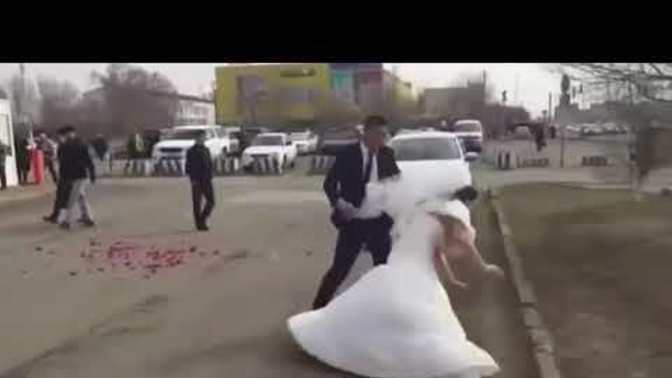 Son anda fikrini değiştirip limuzinden koşarak uzaklaşan gelini damadın ikna etme çabaları. Sizce gelin neden kaçıp geri dönmüştür?