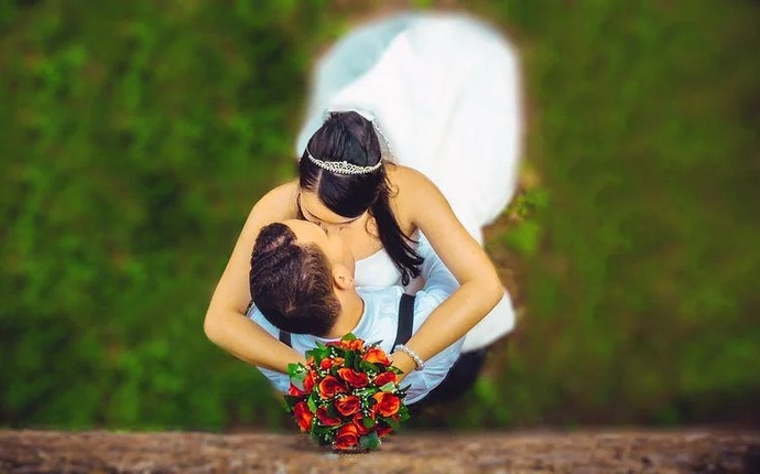 Duvarınıza eşinizle öpüştüğünüz düğün fotoğrafını çerçeveletip asar mıydınız?
