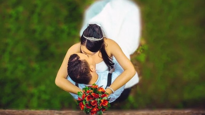 Duvarınıza eşinizle öpüştüğünüz düğün fotoğrafını çerçeveletip asar mıydınız?