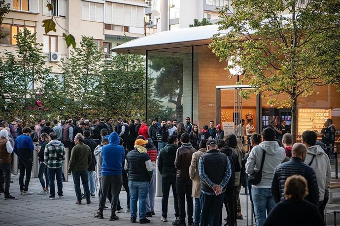 iPhone almak için kuyruğa girdiler. 57 bin liralık telefon almak için sıraya girer misiniz?