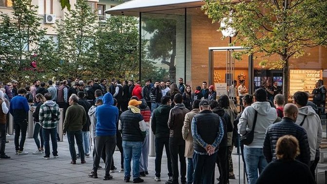 iPhone almak için kuyruğa girdiler. 57 bin liralık telefon almak için sıraya girer misiniz?