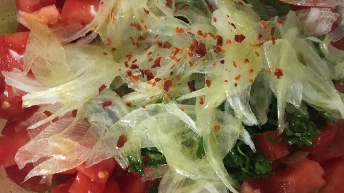 Salata dediğin soğanlı mı olur, soğansız mı?