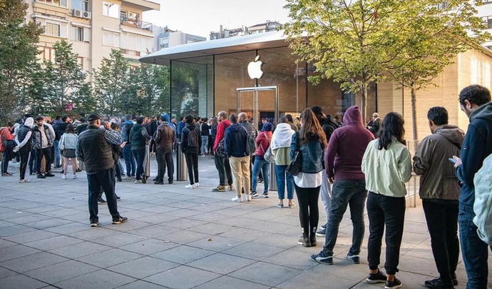iPhone 14 kuyruğunda olmanın karizması diye bir şey varmış, öyle diyorlar. 🤪