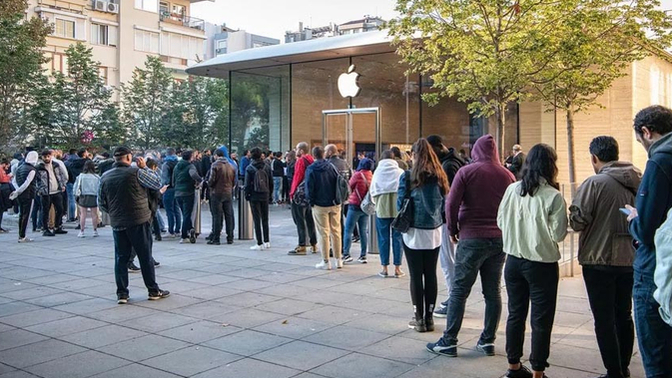 Yeni iPhone 14 Türkiye'de satışa çıktı, uzun kuyruklar oluştu! Telefon modeliyle neyi kanıtlıyoruz, gerçekten bu kadar zengin miyiz?