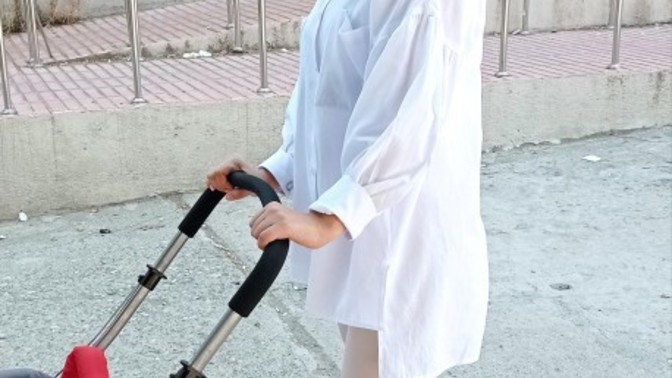 Çok kısayım ve giydiğim her şey çok kötü duruyor, ne yapacağım?