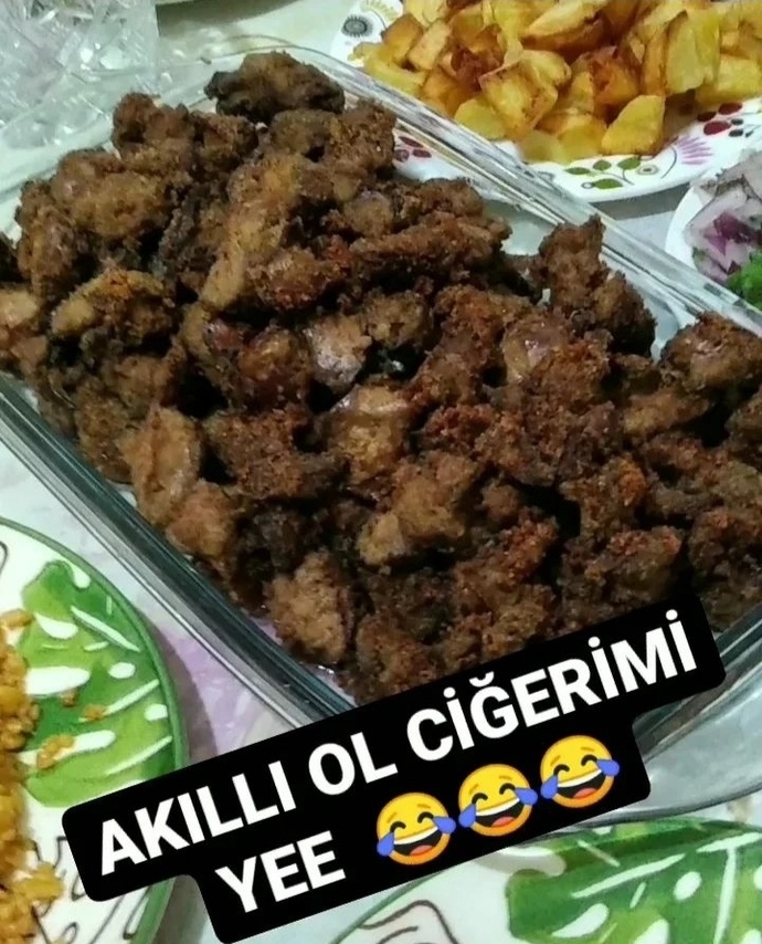 Bu akşam en sevdiğim yemeği yaptım, ciğer ve bulgur pilavı. Sizin en sevdiğiniz yemekler nelerdir?