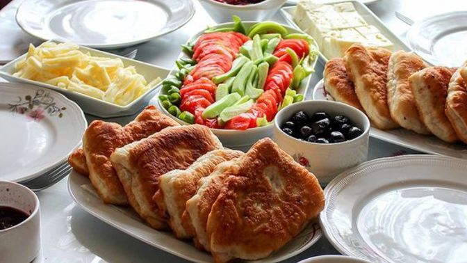 Pazar sabahı bünyeye iyi gelen aileyle erkenden yapılan kahvaltı mı, yatağın içinden çıkmadan saatlerce uyumak mı?