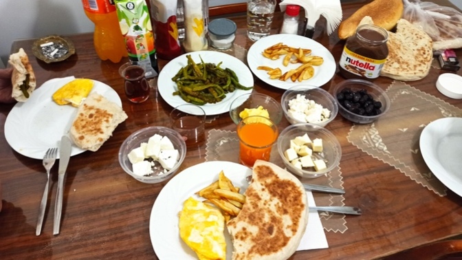 Kahvaltı hazırlayanınız var mı?