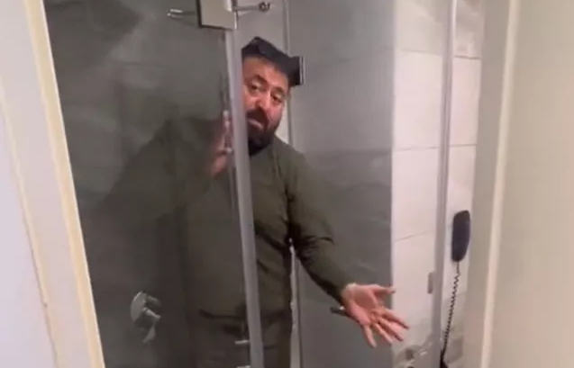 Otelde kalmak isteyen vatandaş duşakabinde sıkıştı! Siz olsaydınız ne yapardınız?