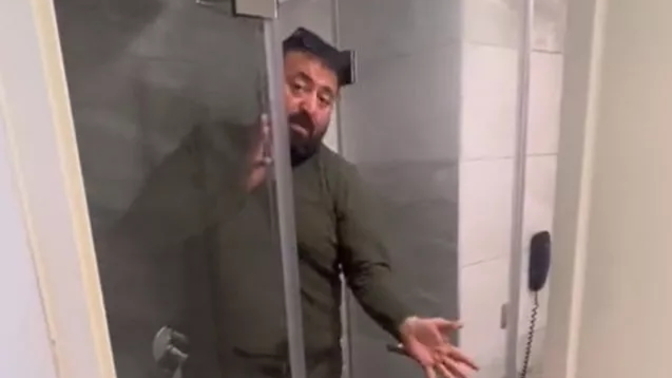 Otelde kalmak isteyen vatandaş duşakabinde sıkıştı! Siz olsaydınız ne yapardınız?