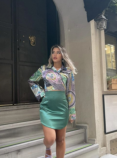 Ben etek seven feminen bir erkek olarak bence tabiki saten etek çok zarif değil mi