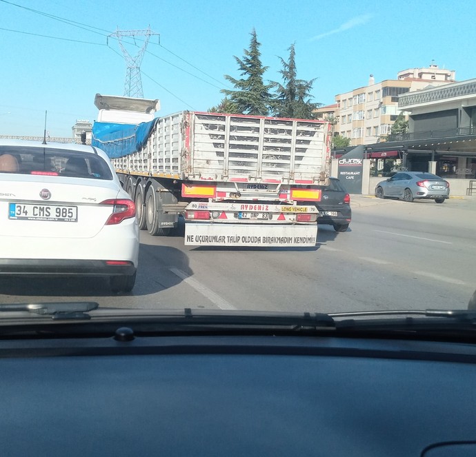 Kamyon arkası yazılarını okur musunuz?