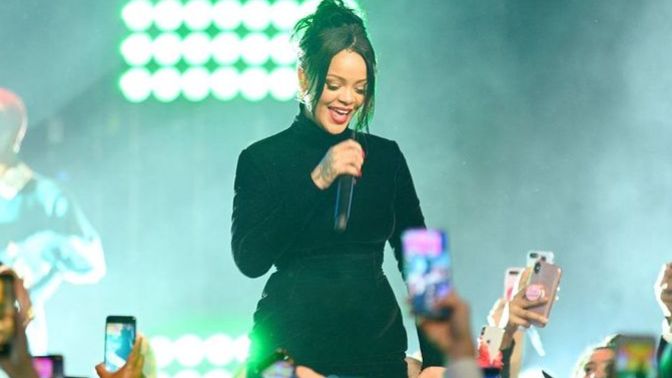Veeee Rihanna müziğe geri dönüyor! Super Bowl 2023'te sahne alacak olan Riri'yi kimler özledi?