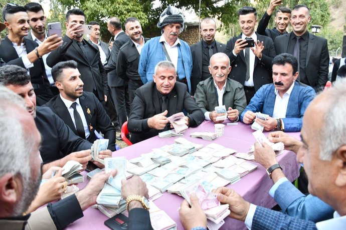 Şırnaktaki aşiret düğününde damat ve geline 1 milyon 150 bin TL değerinde takı takıldı! Kurtuluş aşirete gelin olmak mı :D?