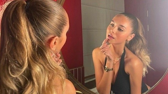 Aynadan göründüğümüzden daha güzelmişiz. Sen kendini aynada beğeniyor musun?