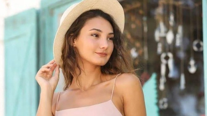 Flörtüm açık giymeyi seviyor ben de destekliyorum, normal mi sizce?