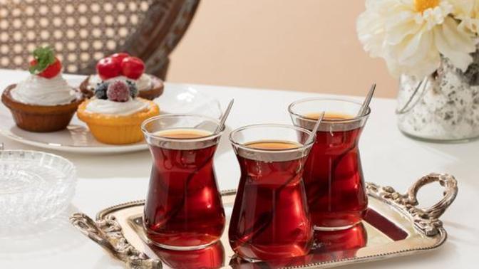 Çayı çay bardağında mı içmeyi tercih edersiniz yoksa kulplu bardakta mı?