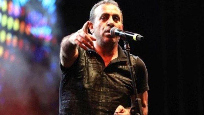 Haluk Levent, davete katılmak için İstanbul yerine Adana'ya gitti. Haluk Levent deyince aklınıza ilk hangi şarkı geliyor?