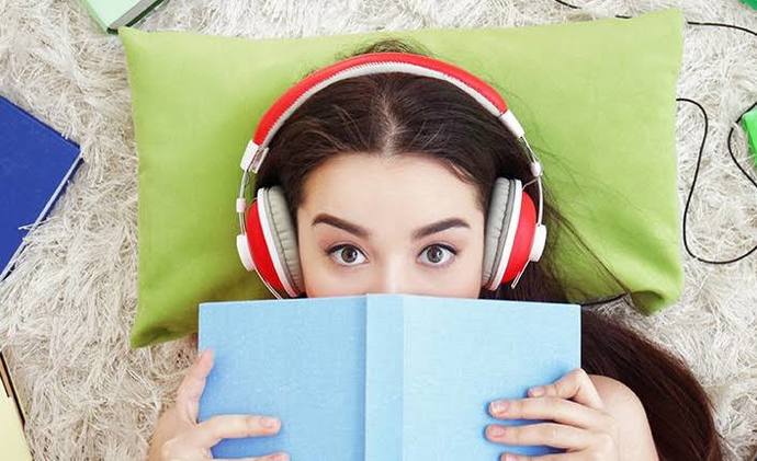 Sadece bir tanesini seçme hakkınız olsaydı, tercihiniz kitap okumak mı olurdu, müzik dinlemek mi?
