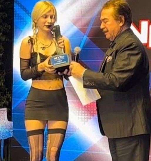 Aleyna Tilki En İyi Kadın Şarkıcı Ödülü almış. Sizce hak etti mi?