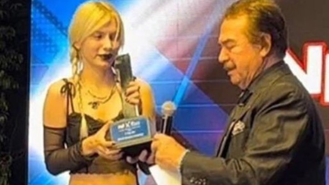 Aleyna Tilki "En İyi Kadın Şarkıcı Ödülü" almış. Sizce hak etti mi?