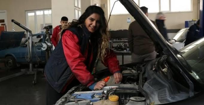 19 yaşında oto tamircisi bir kız! Kadın tamircilere güvenir misiniz?