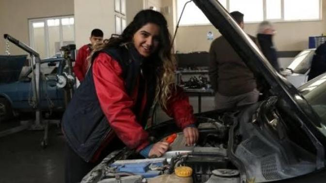 19 yaşında oto tamircisi bir kız! Kadın tamircilere güvenir misiniz?