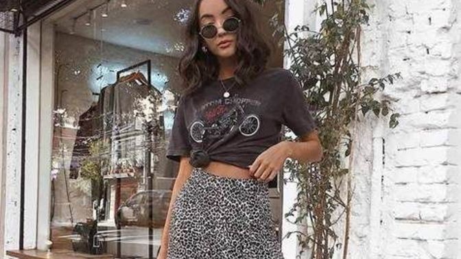 22 yaşına geldim ama annem hala açık giyindiğimde laf ediyor. Nasıl düzelir?