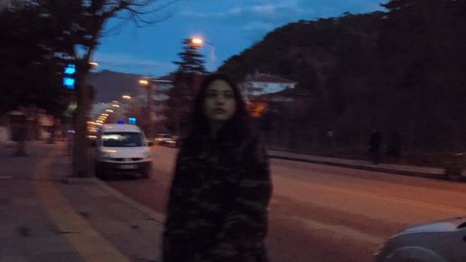 Kalabalık ortamlara girince bir anda ezikleşmek çocukluk mu?