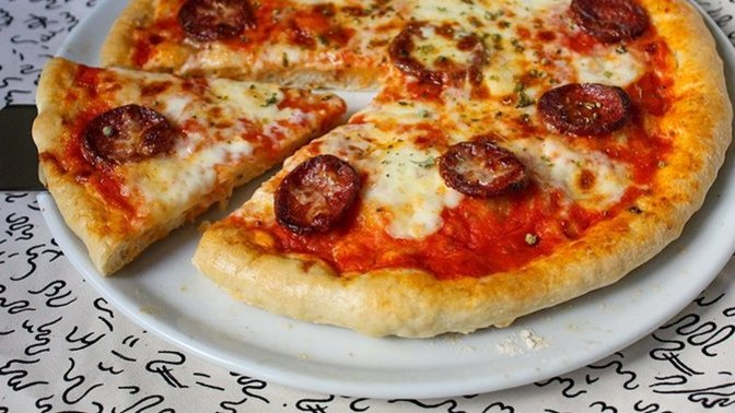 Kalın hamurlu pizza yemek köylülük mü?