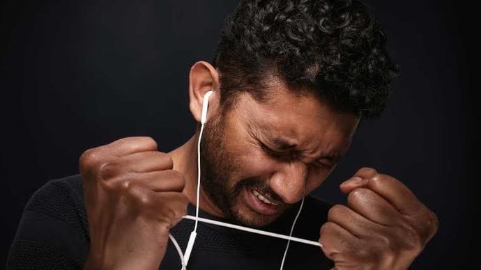 Ders esnasında müzik dinleyin öğretmen görevinden alındı, memur olarak atandı! Müziğin yeri ve zamanı olur mu?