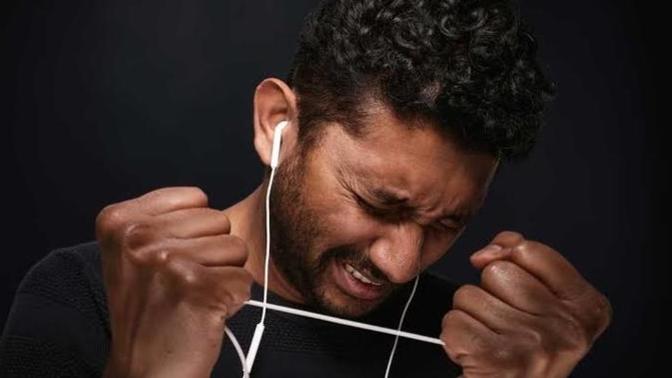 Ders esnasında müzik dinleyin öğretmen görevinden alındı, memur olarak atandı! Müziğin yeri ve zamanı olur mu?