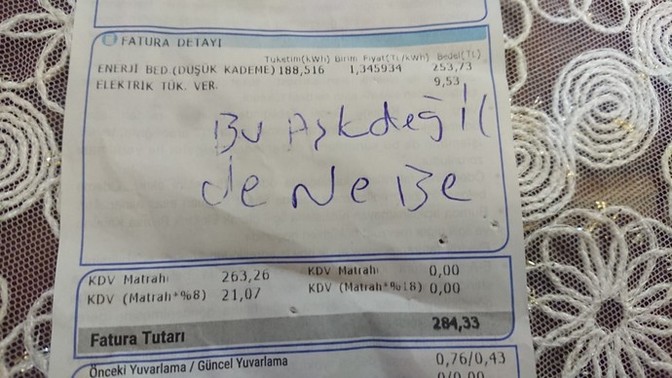 Birisi, Elektirik faturamın şu kelimeyi yazarak ilanı aşı ilan etmiş sizce?