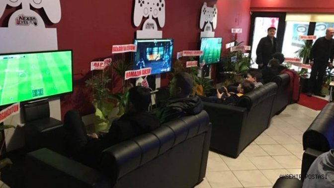 Pes salonları sadece erkeklere mi özel? Kadınlar gidip 1-2 el oynayamaz mı?