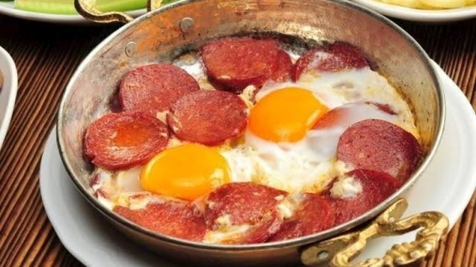 Kahvaltıya sucuklu yumurta mı, pastırmalı yumurta mı iyi gider?