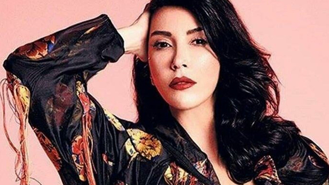 Hande Yener, İranlı kadınları desteklemek için sahnede saçlarını kesti! Gerçek sanatçı örneği diyebilir miyiz👏🏻?